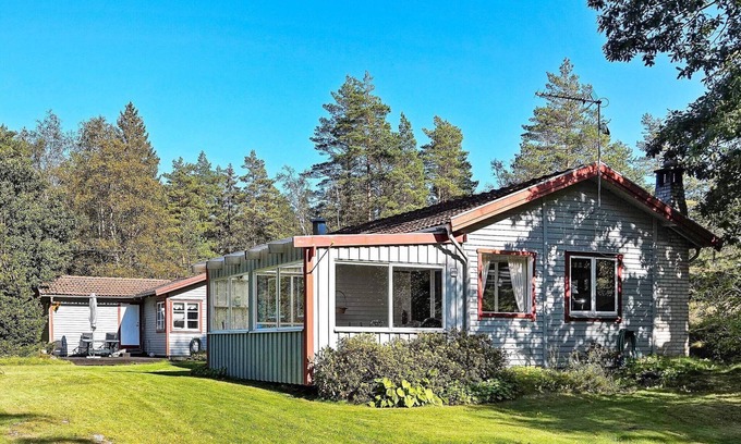 Henan House | Spacious 8-Person Holiday Home in Henån with Great Amenities
