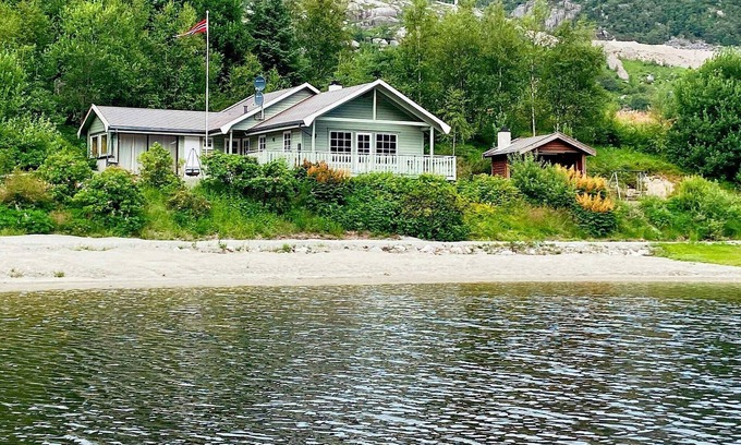 Strand Municipality House | Perfect Holiday Home for 8 in Jørpeland with Breakfast