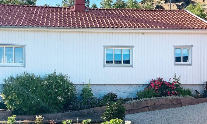 Brastad House | Ideal 8-Person Holiday Home with Oceanfront Views in Brastad