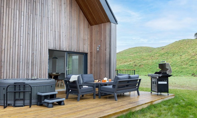 North Buckland Cottage | Eco-Friendly Retreat at 8 The Vista with Hot Tub & Pool