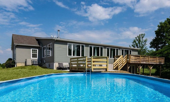 Rutland House | Inviting 80 Acre Retreat with Pool - Ideal for Family Getaways