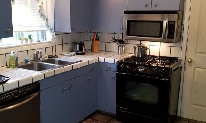 Klamath Falls House | Comfortable 80+ Day Stay with Kitchen & BBQ Firepit