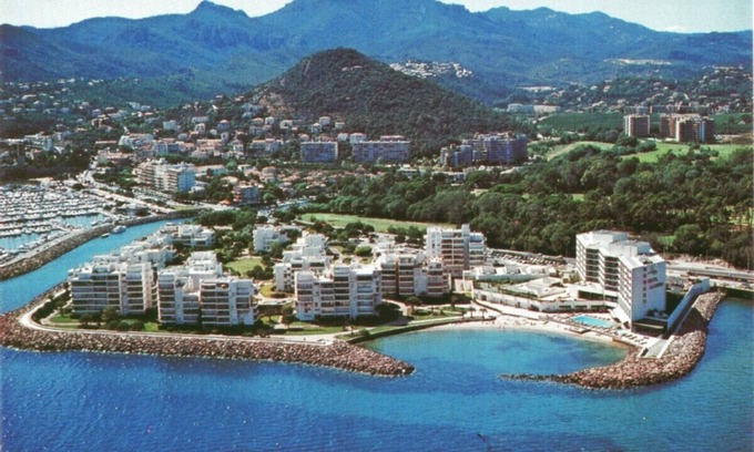 Mandelieu-la-Napoule Beach Apartment | Scenic 2-Bedroom Retreat with Ocean Views & Pool Access