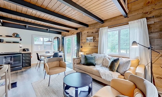 Chocorua Ski and Beach Cabin | Relaxing Oceanfront Cabin with 2 Bedrooms for Families