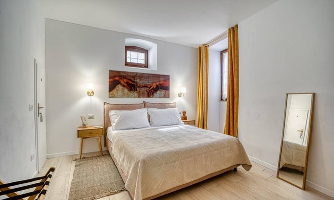 Old Town Apartment | 80 sqm apartment for 2 people, with a private entrance and located on the ground floor (a few steps to access). Just a short walk from the University of Perugia, in a lively and well-served area, full of bars, restaurants, and shops. Ideal for students o