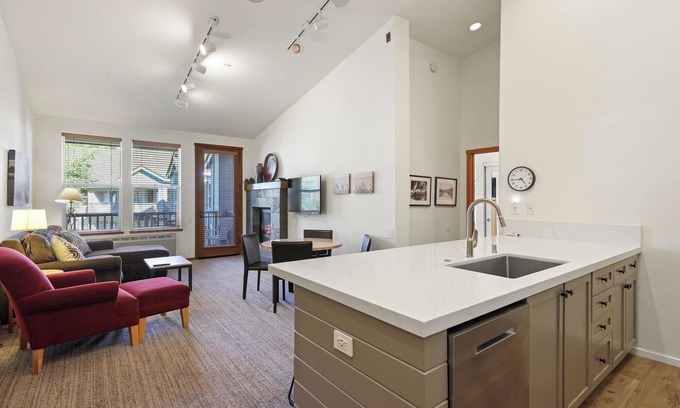 Olympic Valley Condo | Guest Favorite: 2BD King Suite with Pool & Spa Access