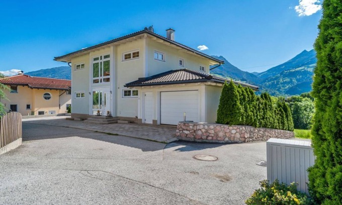 Hart im Zillertal House | Spacious 80m² Apartment with Pool and Terrace, Rated 9.8