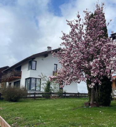 Irschenberg Apartment | 80qm Appartement, 3 Schlaf-Zimmer, integrierter Küche und Bad, 2min von A8, Garten mit Sitzgruppe, ruhig und modern
