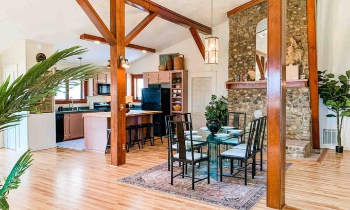 Fairfield House | Vibrant 80s Glam House with Hot Tub & Mountain Views