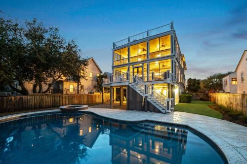 Isle of Palms House | Exceptional 814 Carolina Home with Pool & Rooftop Deck