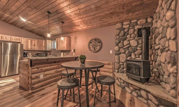 Ruidoso Cabin | Warm Retreat in Ruidoso Midtown - Guest Rated 10/10