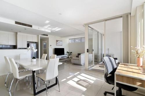 Mascot Apartment | 81M City View Abnb-Style 3BR Near Mascot Station with 2 FPKG
