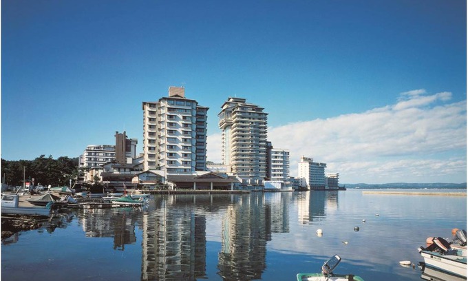 Wakura Onsen Hotel | Spacious 5-Star Hotel with Pool for Up to 9 Guests