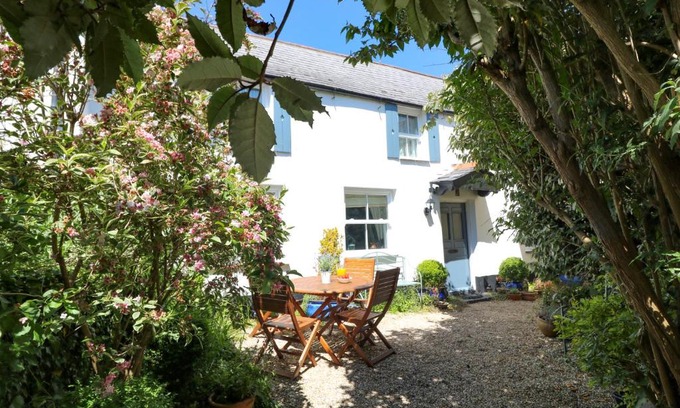 Hartland House | Exceptional 4-Star Stay at 82 The Square - Pet Friendly!