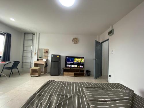 Kathu Apartment | Relaxing Stay at 84 Bar & Guest House with Pool Access