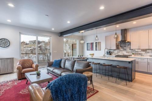 Steamboat Springs House | Welcoming 845 Mill Run Court Home with Hot Tub & Breakfast