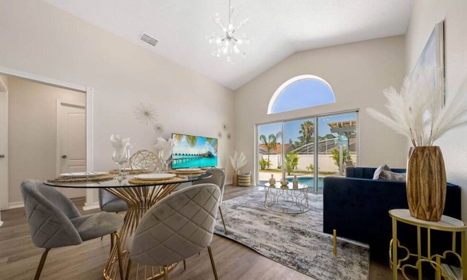 Lindfields House | Relaxing Oasis Home with Private Pool and Grill Amenities
