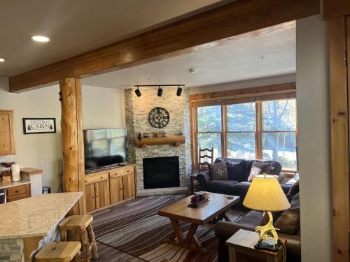 Keystone Apartment | Cozy Trappers Crossing Condo with Breakfast & Hot Tub