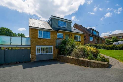 Cowes House | Welcoming 88 Baring Road: Perfect for Families and Pets