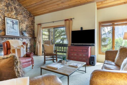 Avon Villa | Relax at 88 Ridge Point with Pool and Hot Tub Access
