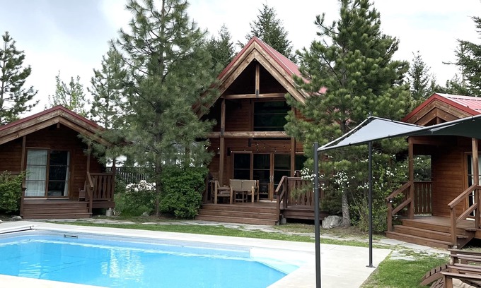 Leavenworth Cabin | Dog-Friendly Haven with Heated Pool & Hot Tub - Rated 10/10