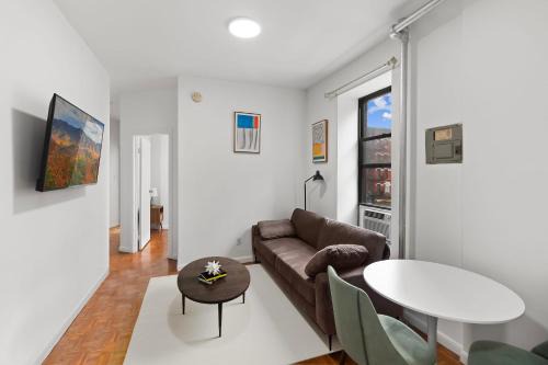 Upper East Side Apartment | Elegant 2BR Retreat on UES - Pet & Child Friendly Stay