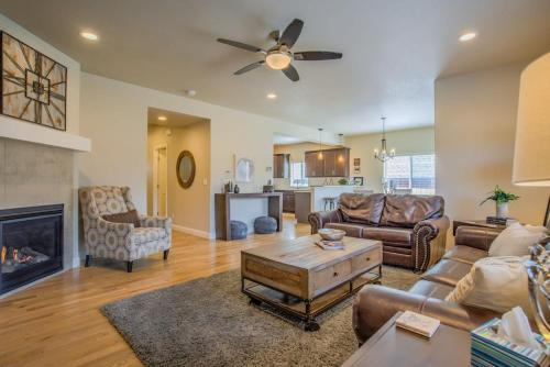 Colorado Springs House | Ideal 8BD Oasis with Mountain Views Near Garden of the Gods