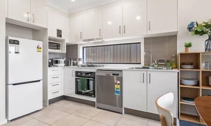Austral House | 8Beds: 4 Suites with Office & Pet-Friendly Amenities
