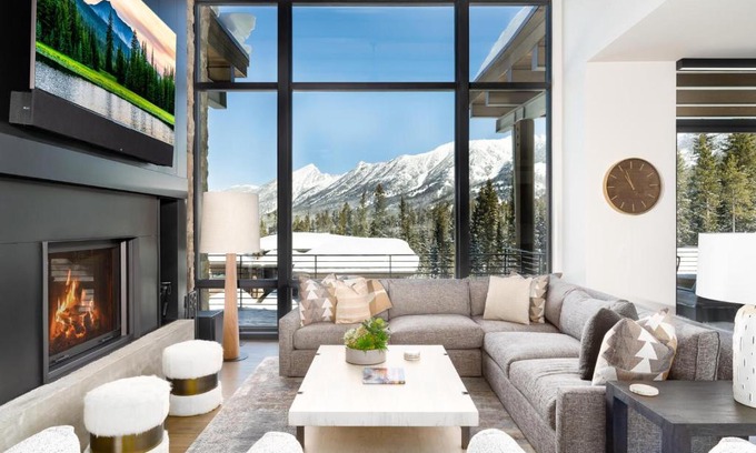 Big Sky House | Cozy 8C Jack Creek Cabin with Hot Tub near Moonlight Basin