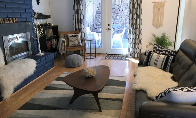 Los Alamos House | Pet-Friendly Townhouse with Patio in Los Alamos Downtown