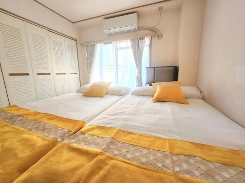 Naniwa Apartment | Convenient 8-Minute Stroll to Namba Station for Four