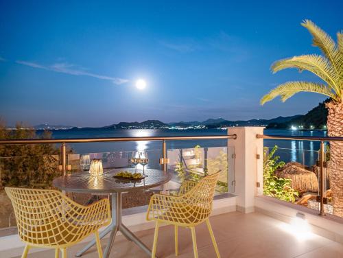 Avlakia Apartment | Experience 8MOONS Boutique Apartments with Oceanfront Views