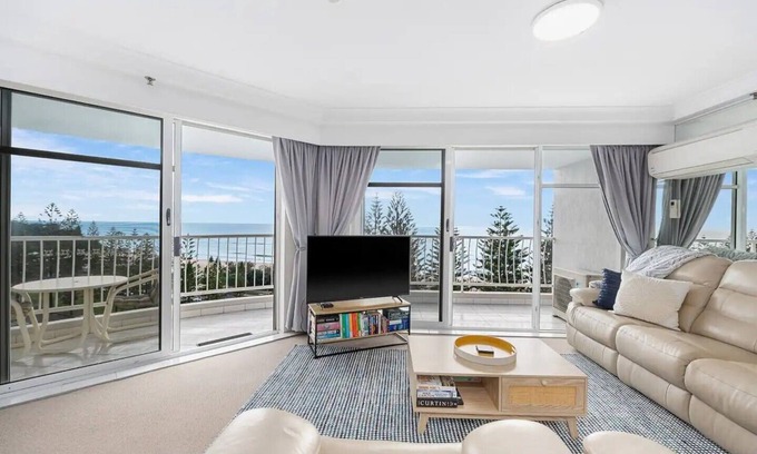 Burleigh Heads Apartment | Oceanfront 8th Floor Apartment with Pool & Scenic Views