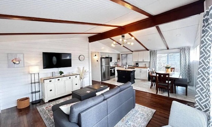 Hamilton House | Discover 8th Street Haven: Pet-Friendly Stay in DT Hamilton