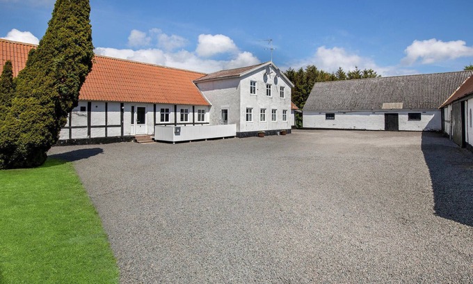 Spidsegard House | Pet-Friendly 9-Room Apartment in Beautiful Nexø