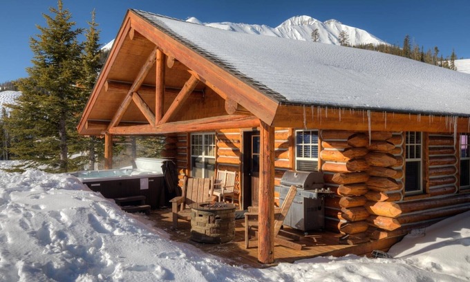 Big Sky Cabin | Cozy 2-Bedroom Cabin with Mountain View by RedAwning