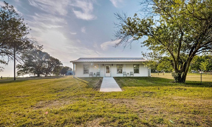 Moody House | Charming Willows Nest Inn: Pet-Friendly Getaway by Belton Lake