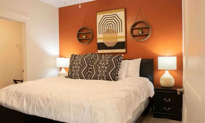 Indianapolis Apartment | Convenient Getaway 9 Miles to Downtown with King Bed & Kitchen