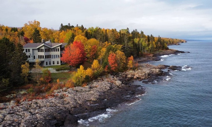 Tofte Cabin | Elegant LuxLodge with Lake Views and Game Room Awaits
