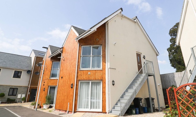 Axminster Cottage | Family-Friendly 9 Mitchell Gardens with Breakfast & Kitchen
