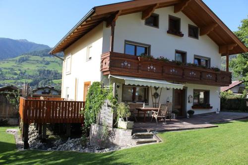 Niedernsill Apartment | Comfortable 9-Person Apartment at Haus Anna Louise