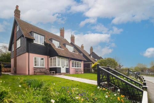 Thorpeness House | Family-Friendly Retreat at 9 The Haven with Pet Amenities