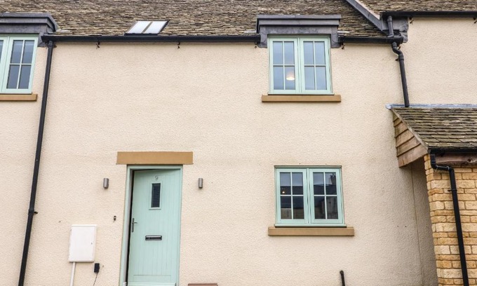 Burford House | Family-Friendly Retreat at 9 Windrush Heights - Rated 9.8