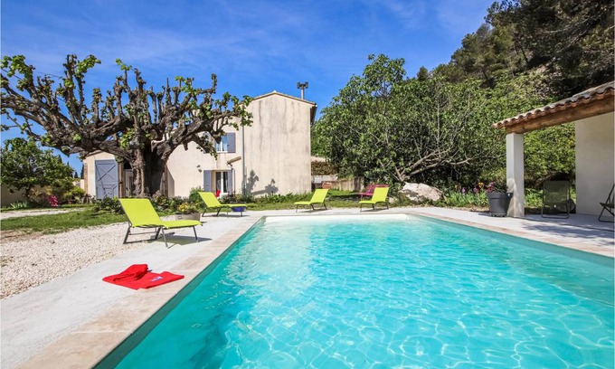 Merindol House | Comfortable 2-Bedroom Retreat with Pool for Families