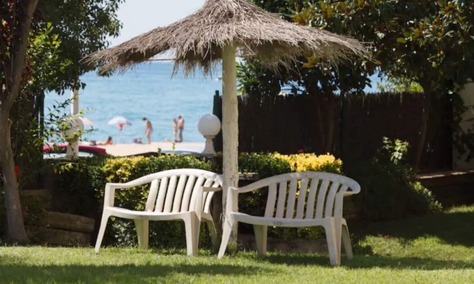 Sant Vicenc de Montalt Apartment | Beachfront Apartment with Scenic Ocean Views and Pool
