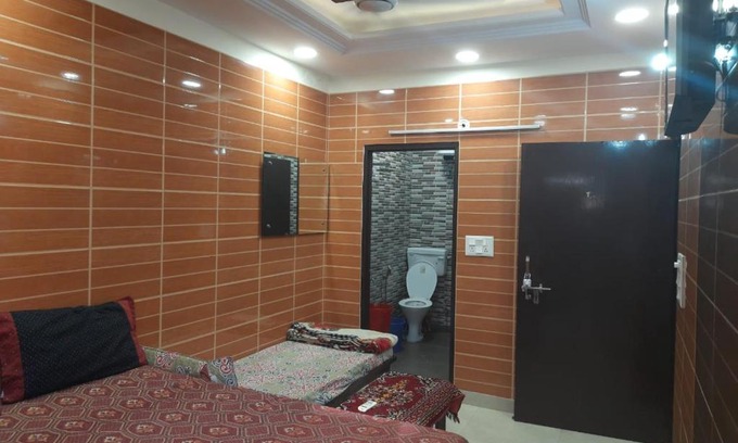 Lajpat Nagar Apartment | Comfortable Stay in Lajpat Nagar with Full Kitchen Access
