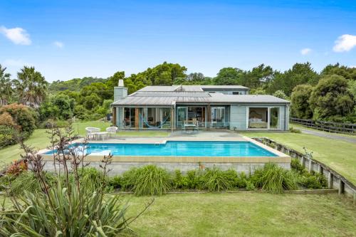 Tawharanui House | Family-Friendly 923 Takatu Holiday Home with Pool Access