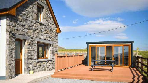 Doolin Apartment | Spacious 3-Bedroom Apartment with Fireplace for 6 Guests