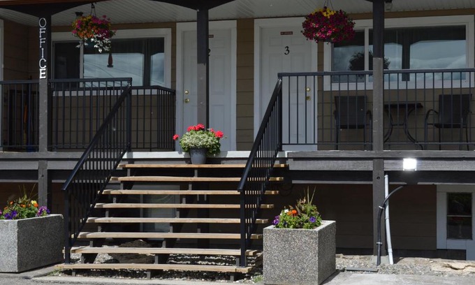 100 Mile House Hotel | Child-Friendly 94 Motel & RV Park - Rated 9.5 by Guests