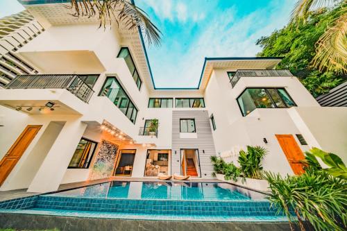 Khlong Tan Nuea Villa | Discover 944summer villa in Central Bangkok with Pool & View